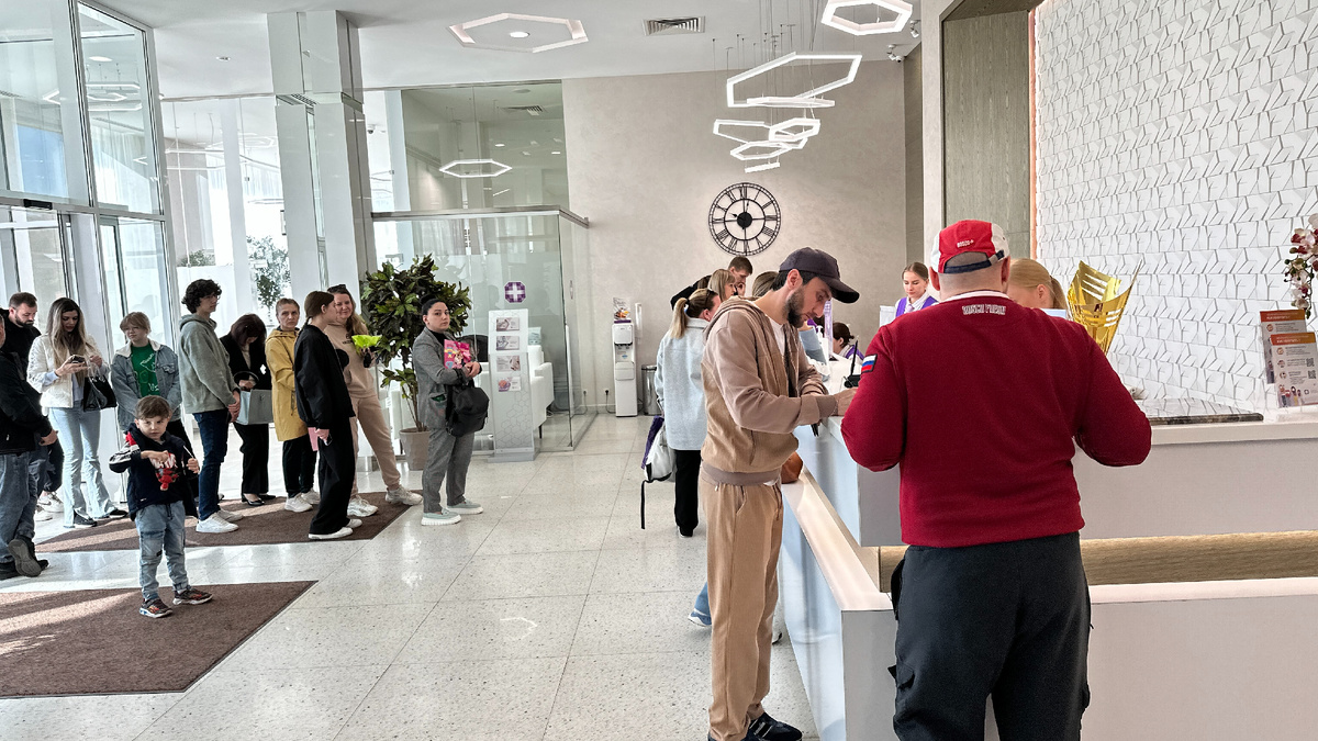 Обычная платная поликлиника - очередь в регистратуру