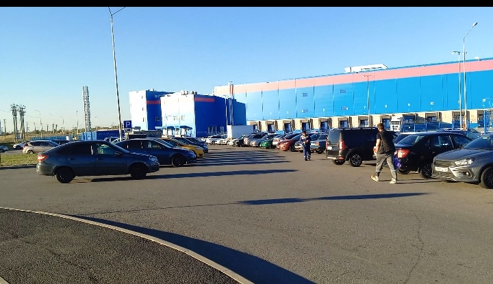 Фото с парковки Ozon.