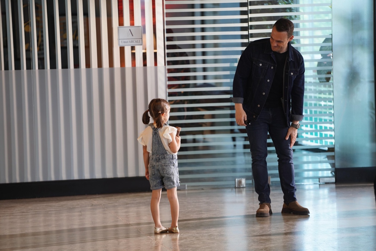 Фрагмент из сериала Атеш и маленькая Берит. Керем Бюрсин и Арвен Явуз.