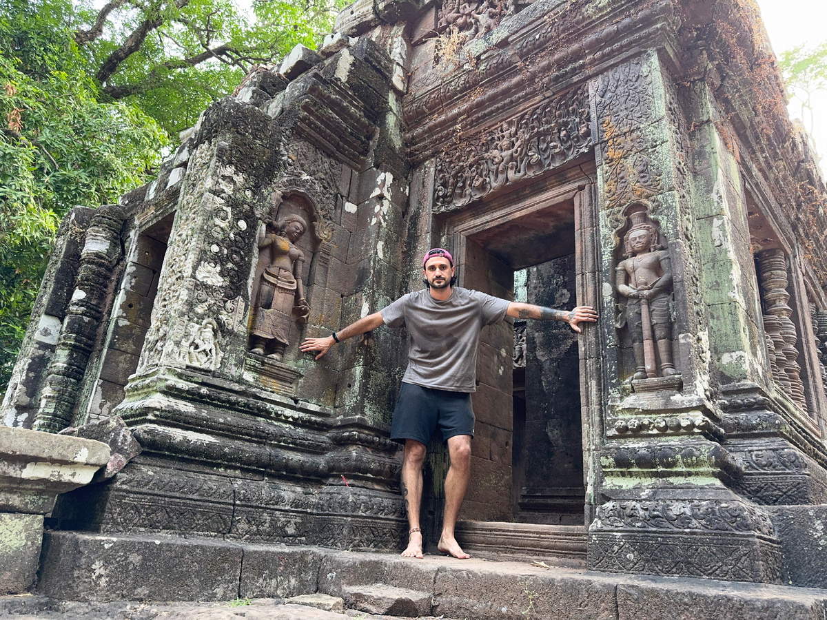 Я у древнего кхмерского храма в Лаосе