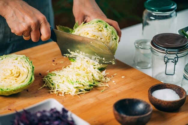 Фото из соцсетей. Мать солит капусту.