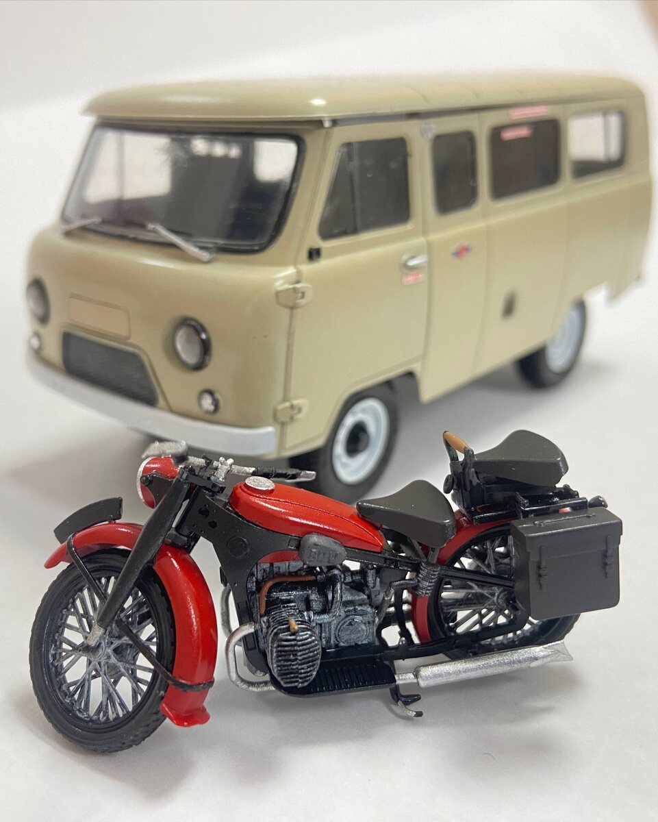 В процессе сборки стендовой модели германского тяжёлого мотоцикла с коляской и экипажем BMW R-12. На фоне советского пассажирского фургона УАЗ-3909, Масштаб: 1/35. производитель: "Звезда". Фото из личного архива автора © 2025 год.