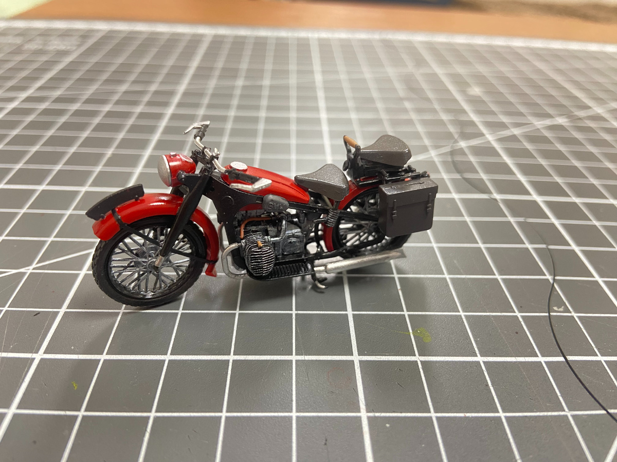 В процессе сборки стендовой модели германского тяжёлого мотоцикла с коляской и экипажем BMW R-12. Масштаб: 1/35. производитель: "Звезда". Фото из личного архива автора © 2025 год. Листайте вправо 👉 чтобы увидеть больше