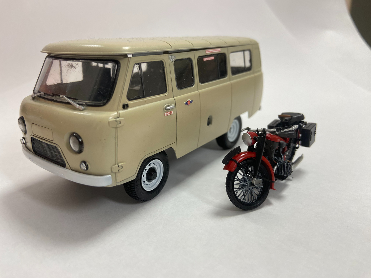 Щель под крышей УАЗа потому, что крыша изготовлена съёмной. Её можно плотно надвинуть в пазы, а можно в любой момент снять и заглянуть в салон. В процессе сборки стендовой модели германского тяжёлого мотоцикла с коляской и экипажем BMW R-12. Масштаб: 1/35. производитель: "Звезда". Фото из личного архива автора © 2025 год. Листайте вправо 👉 чтобы увидеть больше