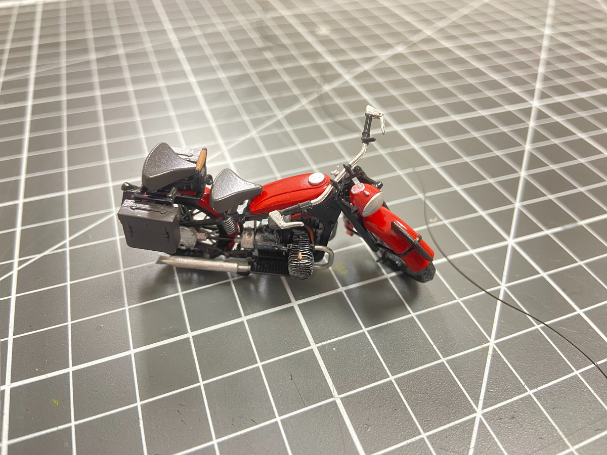 До нанесения декалей. В процессе сборки стендовой модели германского тяжёлого мотоцикла с коляской и экипажем BMW R-12. Масштаб: 1/35. производитель: "Звезда". Фото из личного архива автора © 2025 год. Листайте вправо 👉 чтобы увидеть больше