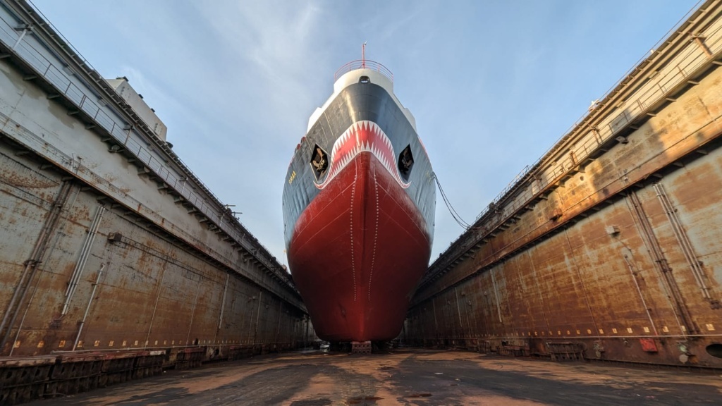 Нанесение ледового покрытия ИЗОЛЭП-арктик на подводную часть корпуса атомного ледокола проекта 10521 «Ямал»