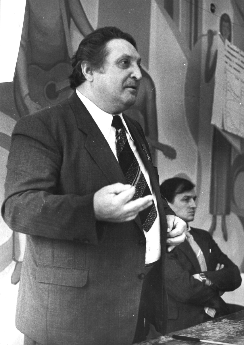 Виктор Матвеевич Макаров