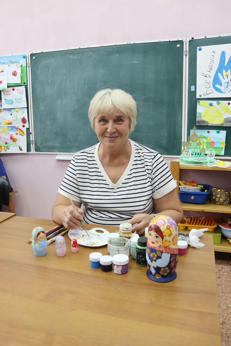 2.	Галина Гусева на занятиях в клубе «Краски жизни». 