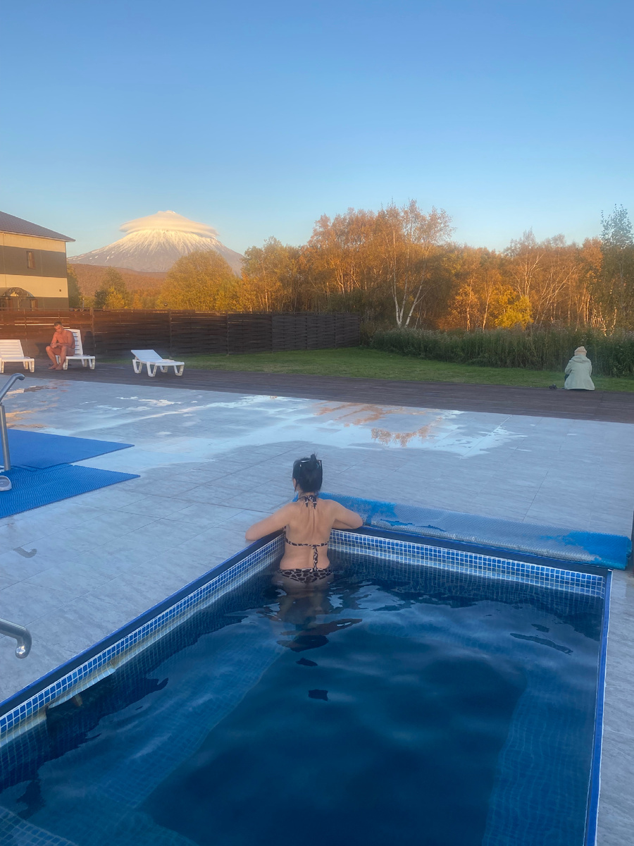 Любуюсь Корякским вулканом. Кстати температуру в каждой такой «ванне» можно регулировать самостоятельно, открывая/закрывая краник с горячей водой. Водный термометр 🌡️ также есть в каждой «ванне», можно настроить температуру воды от 37 до 42 градуса. (Может можно и выше, в более горячих находиться, на мой взгляд, невозможно😅)