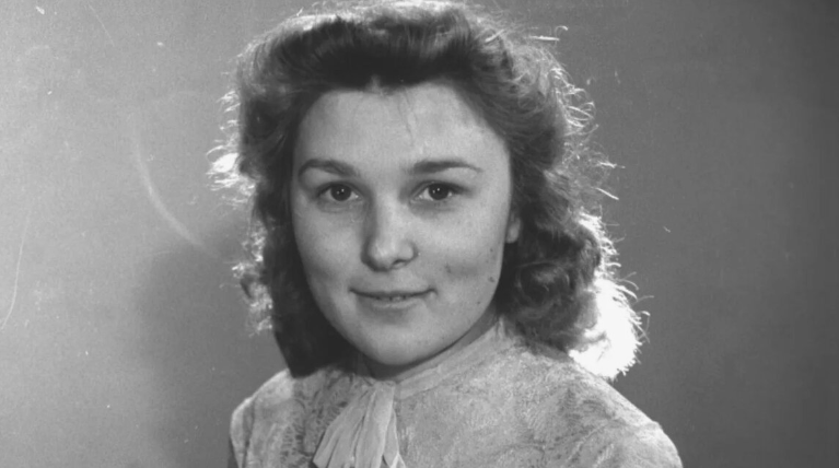 Лучезарная улыбка, ямочки на щёчках и удивительное чувство стиля — такой нам запомнилась Вера Васильева. Фото: Pinterest