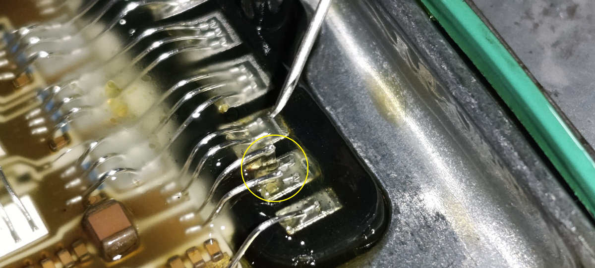 Контакт питания отходит