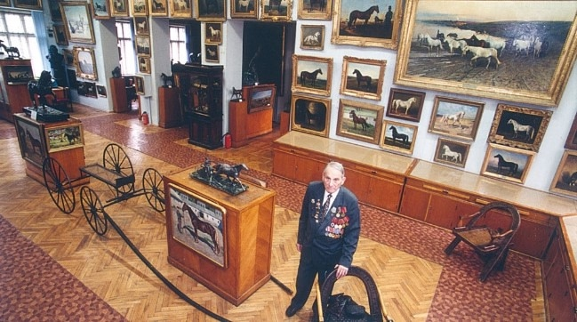 Д.Я. Гуревич в Музее коневодства ТСХА.