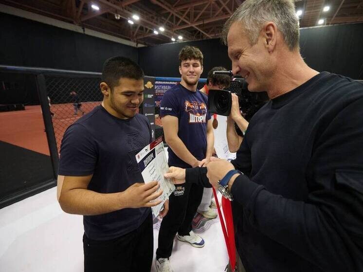     Джасурбек Махкамов (слева). Фото: предоставлено Федерацией ММА Самарской области