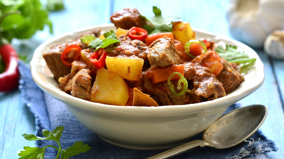 Картошка тушеная с тушенкой