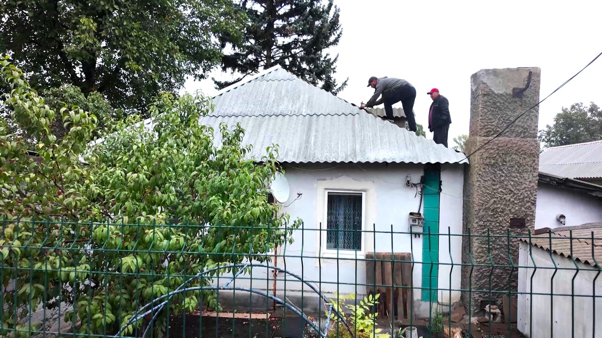    Бригада «Северавтодора» восстанавливает крышу дома в Макеевке