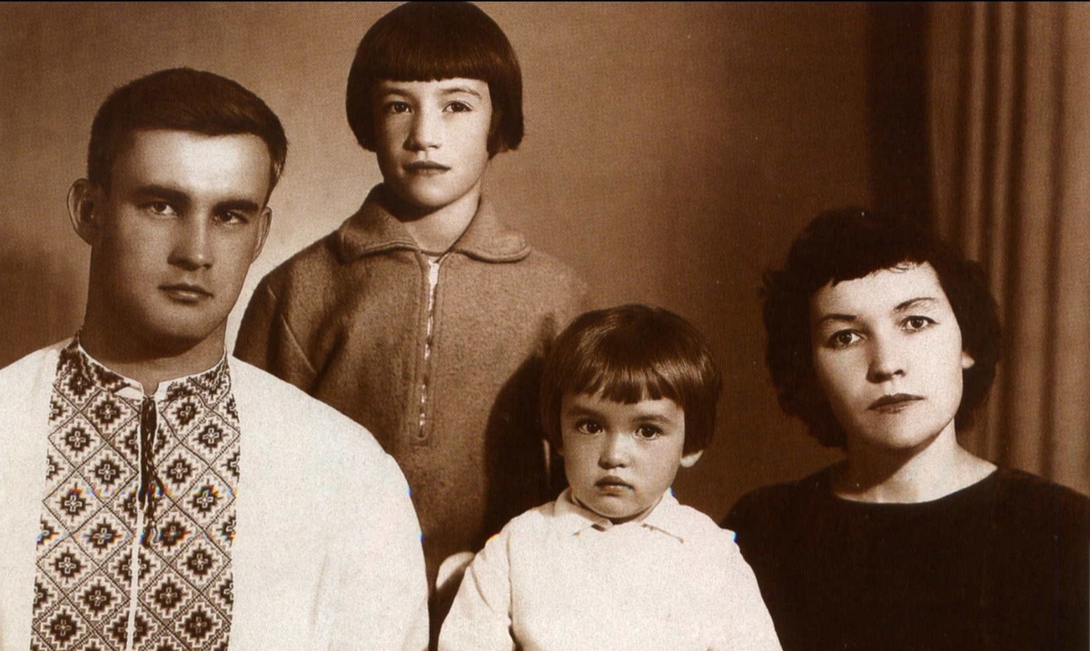 Анна Самохина в детстве с семьей