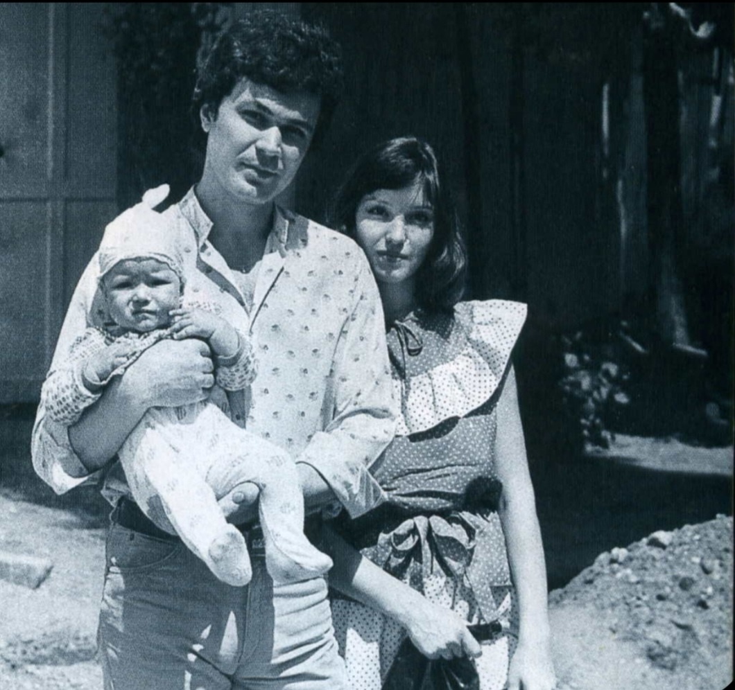 Анна Самохина с первым мужем и дочкой