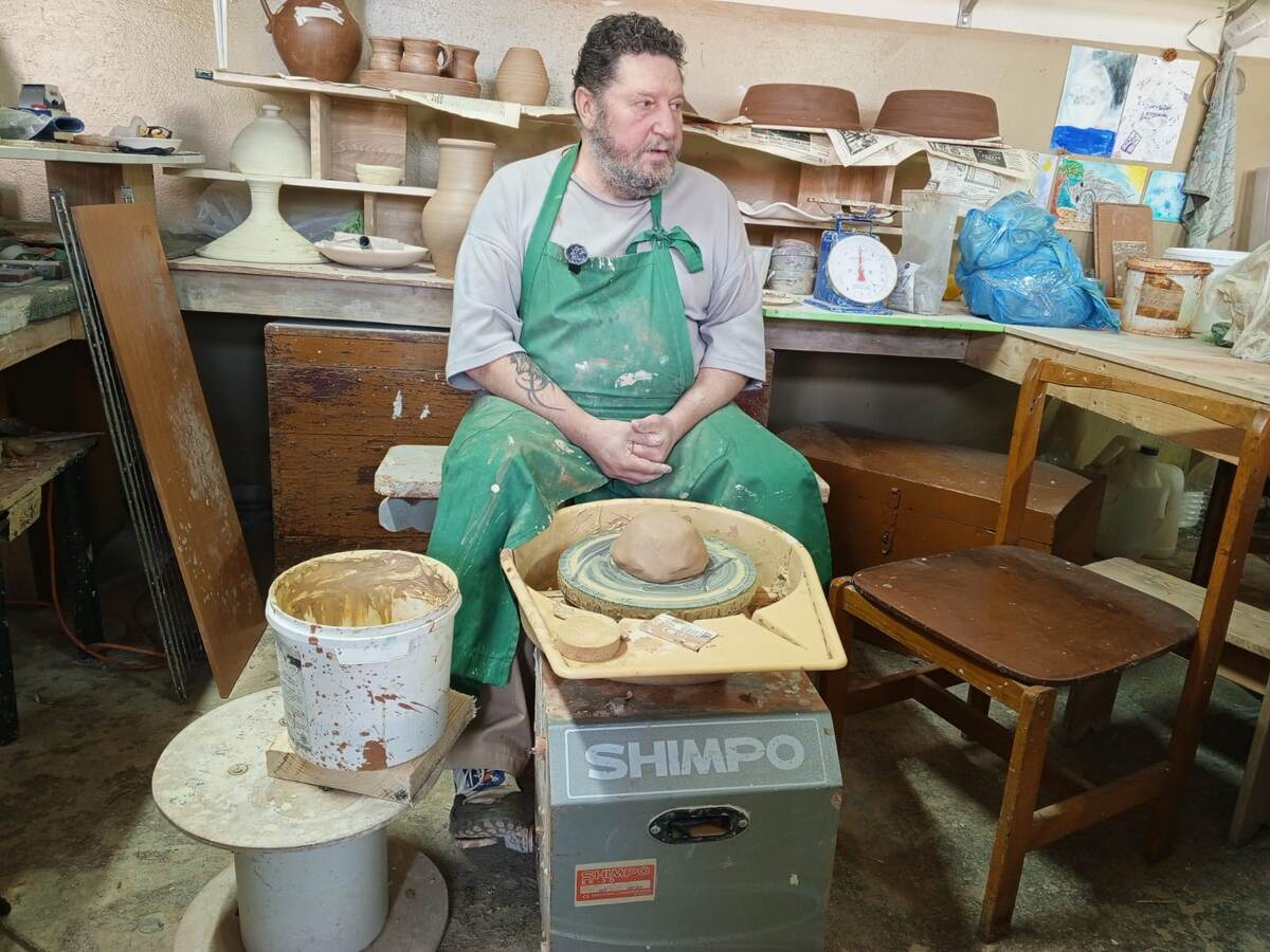 Мастер-гончар Андрей Соколов за работй 