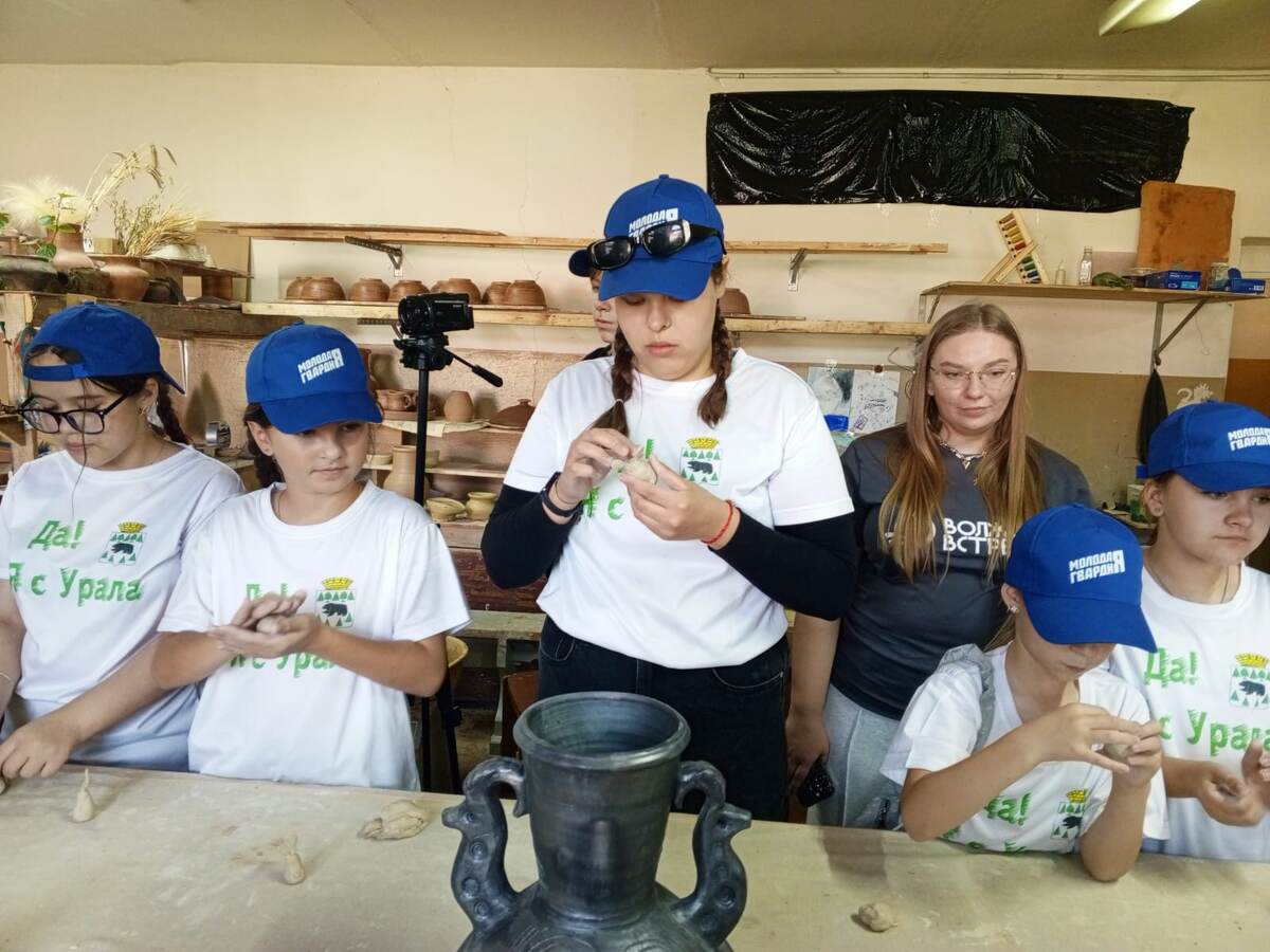 Мастер-класс для гостей с Урала по изготовлению глиняных зайчиков 