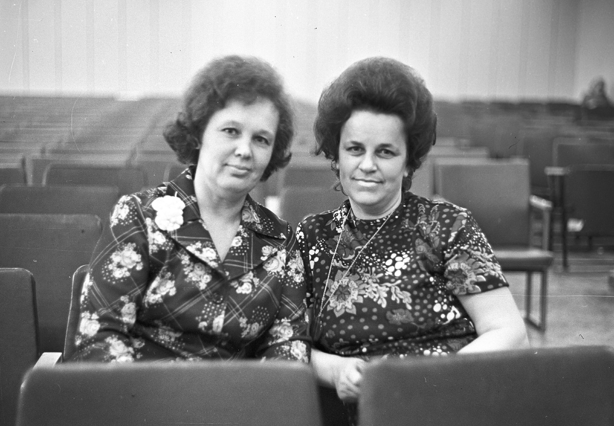 Слева направо: 1. Новицкая… 2. Шарапова Тамара Михайловна – члены парткома РИЗа.