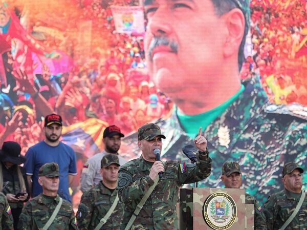    © AP Photo / Jesus Vargas Министр обороны Венесуэлы Владимир Падрино Лопес выступает во время марша в поддержку президента Николаса Мадуро в Каракасе