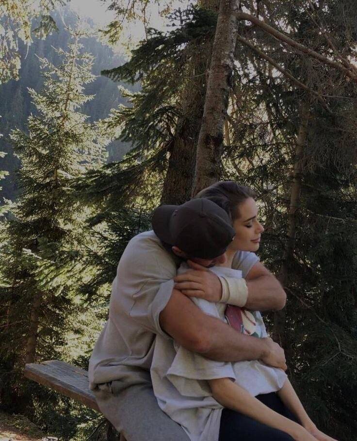 Искала картинки пар, где один из партнеров поддерживает или закрывает другого партнера объятиями от всего мира