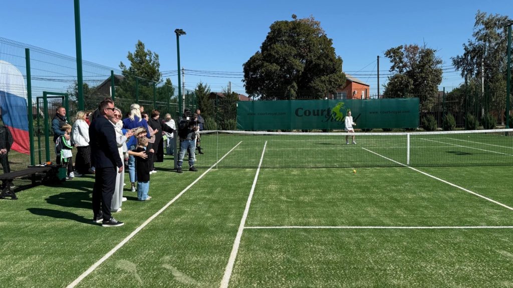    Игроки осваивают науку большого тенниса. Фото пресс-службы городской администрации. Евгения Орлова