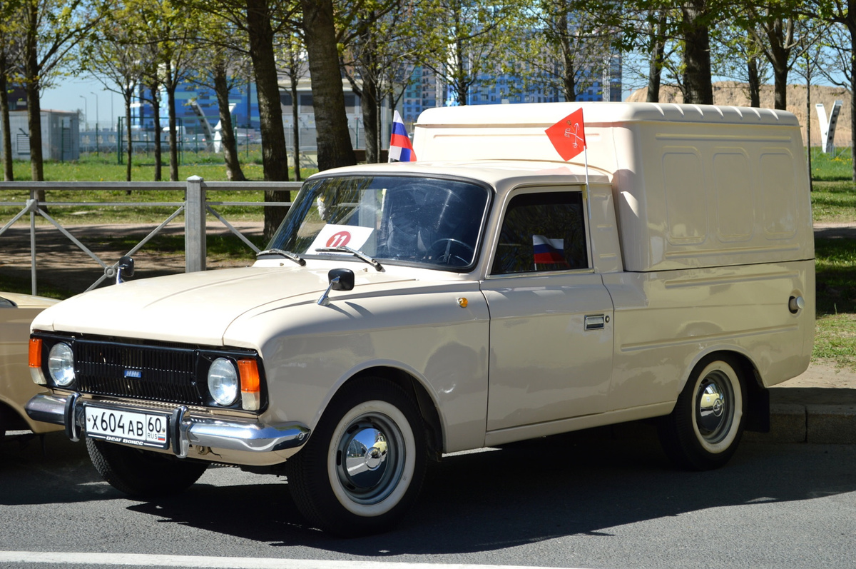 Классический каблучок-пирожок ИЖ-2715 можно называть младшим братом модели 434. Он выпускался с 1972 аж по 2002 год. Вместе с пикапами выпущено 1,1 млн машин этого семейства