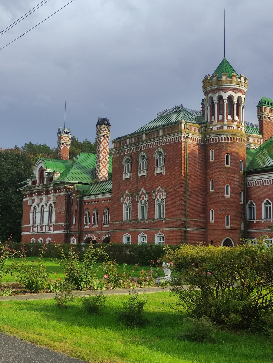 Шереметевский замок, вид у главного входа