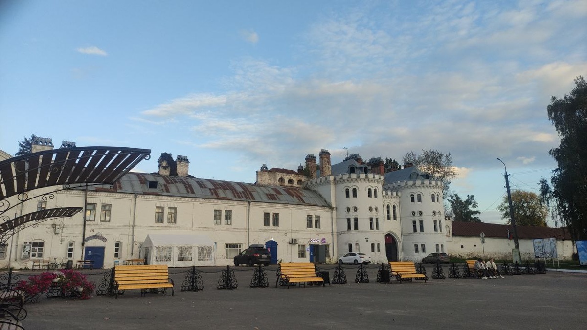 Центральный вход в усадьбу, вид с площади п.Юрино