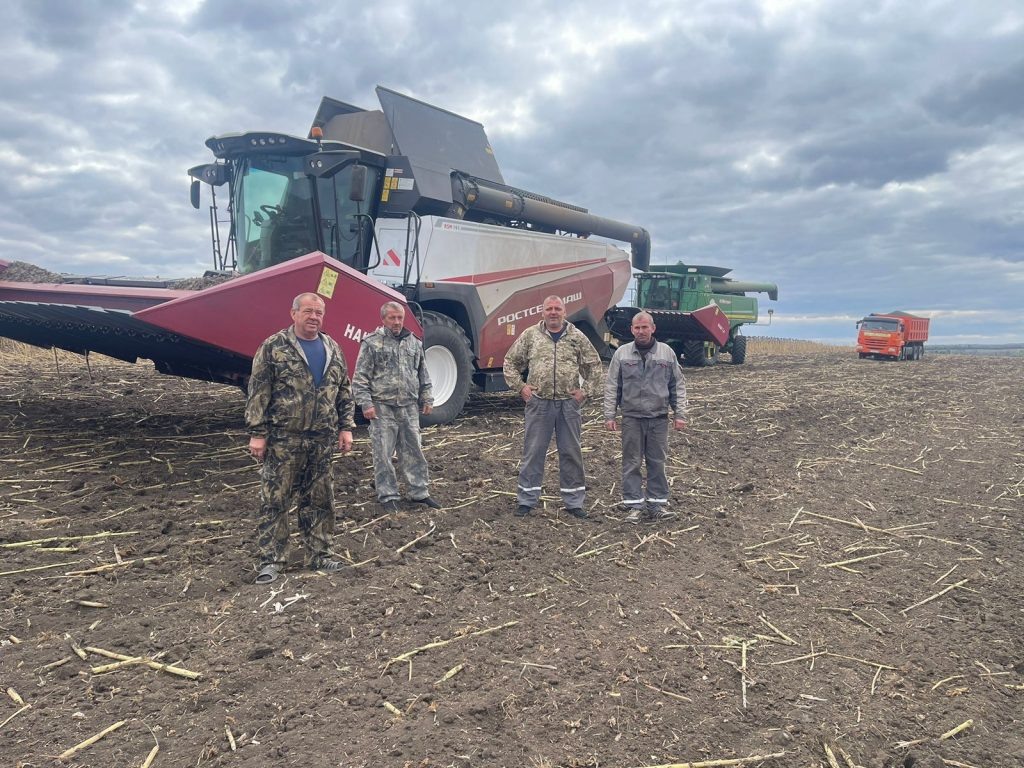      В хозяйстве завершают уборку подсолнечника Ю. В. Лещенко , В. А. Абакумов — водители, В. В. Алексиков,   
А. Н. Попенко — механизаторы. Редакция газеты "Наш край"
