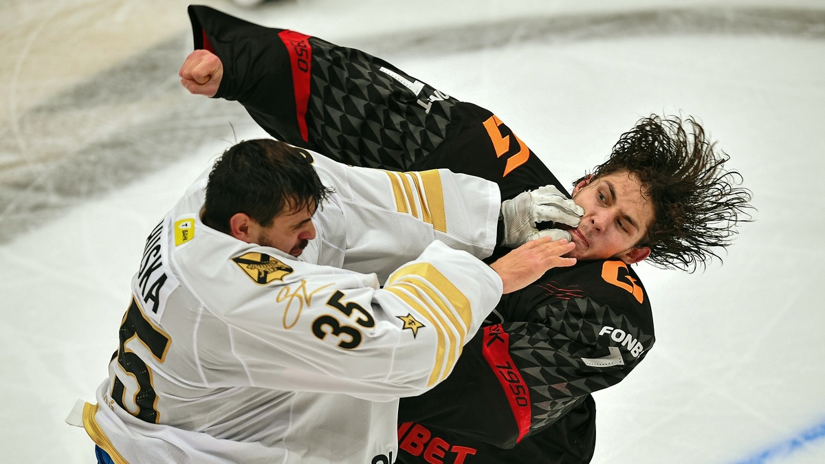 Два голкипера — Андрей Мишуров из «Авангарда» и Адам Гуска из «Адмирала»