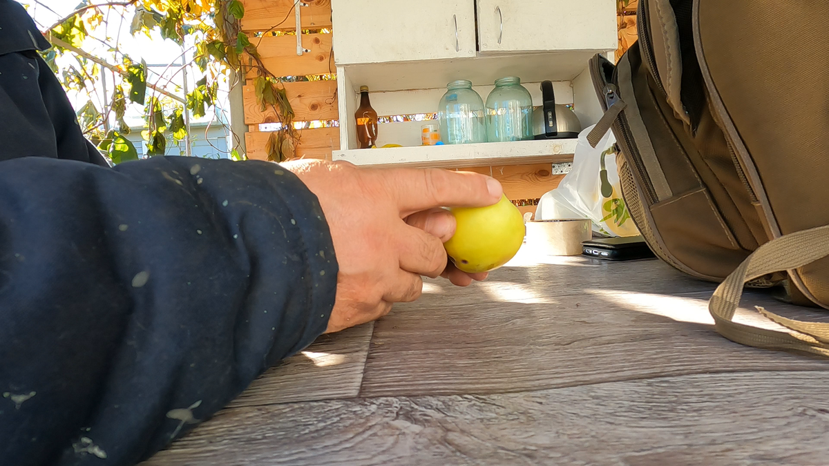 Надавливаю на яблоко