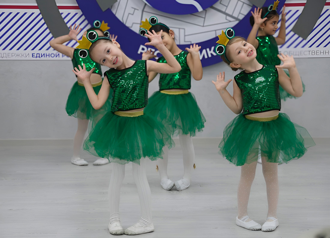 Юные артисты показали воспитателям яркие и трогательные номера.