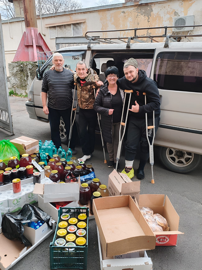 Ольга Седлова с мужем привезли гуманитарный груз бойцам СВО в Майкопский госпиталь.