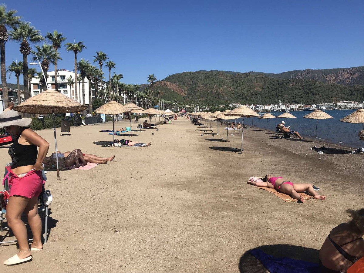 Городской пляж Мармариса в начале октября © Plotnikov2010