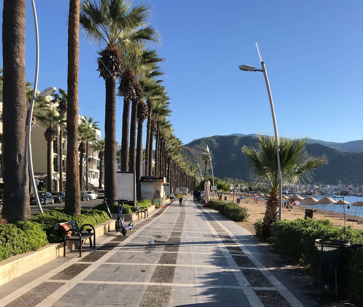 Вдоль берега моря расположена переходная зона (променад) © Plotnikov2010