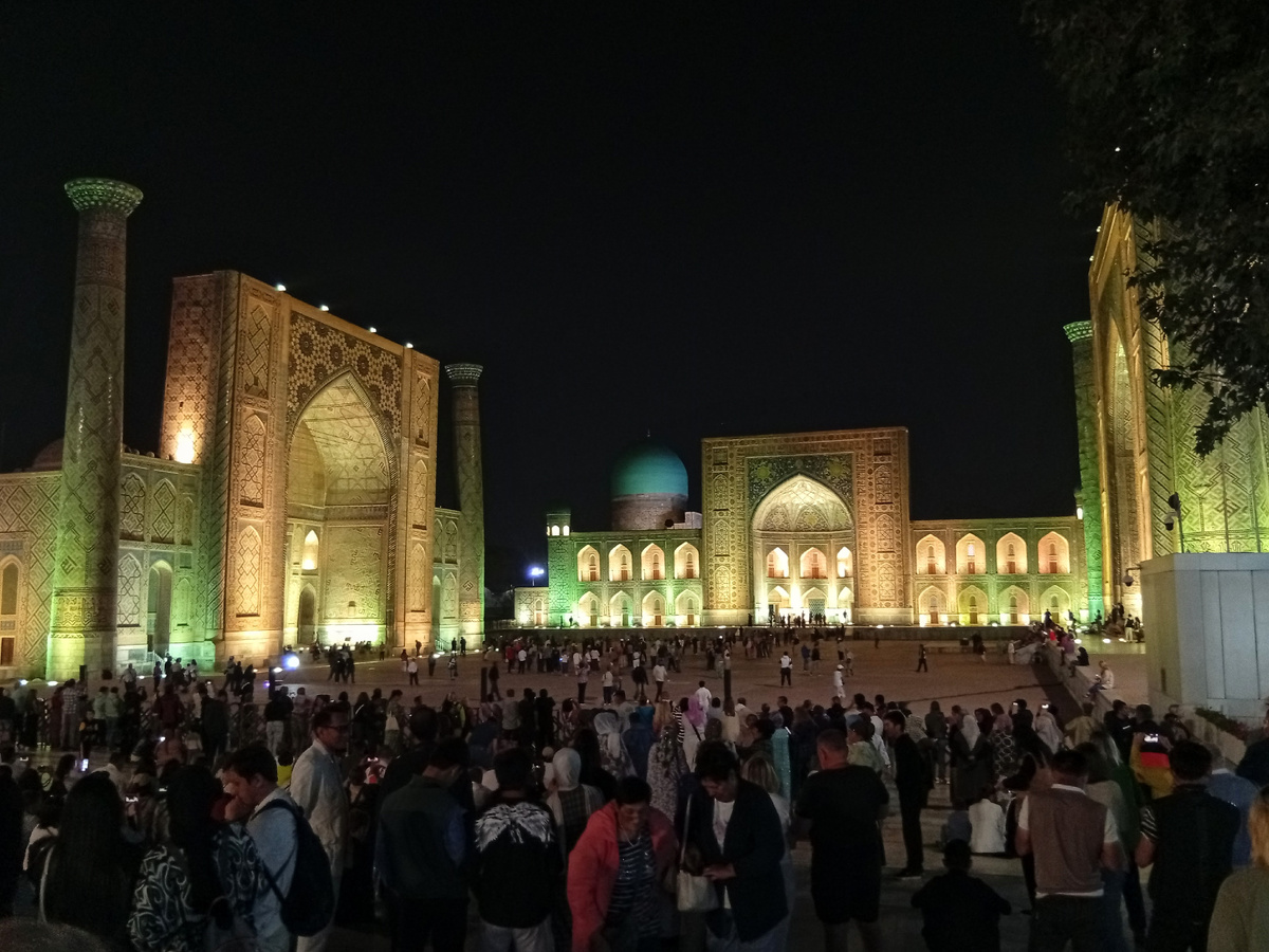 Архитектурный ансамбль из трёх медресе. на площади Регистан в Самарканде перед лазерным шоу. Фото из личного архива автора.
