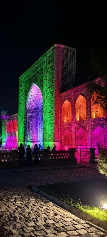 Светоцветовое шоу на разогреве перед лазерным. Фото племянницы автора.