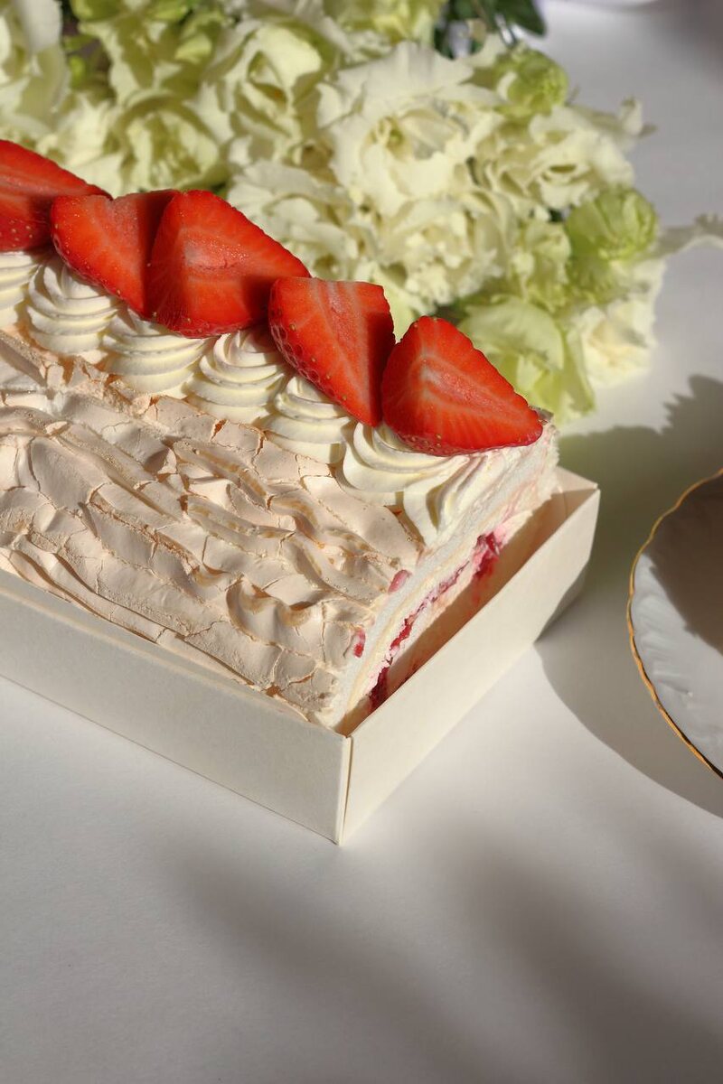 Вариант декора меренгового рулета