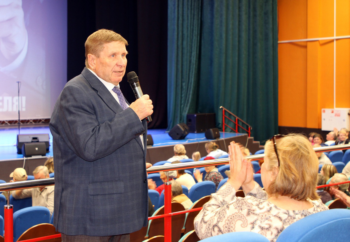 Заводчане аплодируют своему директору Николаю Ивановичу Попову