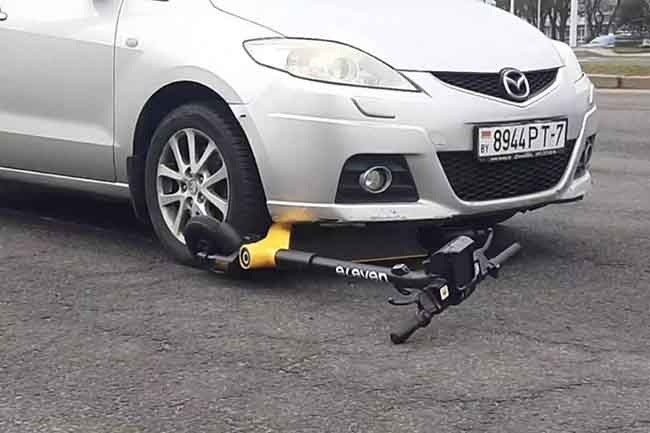 Первая авария с прокатным самокатом в этом сезоне в Минске: 21 марта около 08.00 водитель автомобиля Mazda, поворачивая с улицы Леонида Беды направо, на улицу Сурганова, на разрешающий сигнал, наехала на 23-летнего пешехода на электросамокате