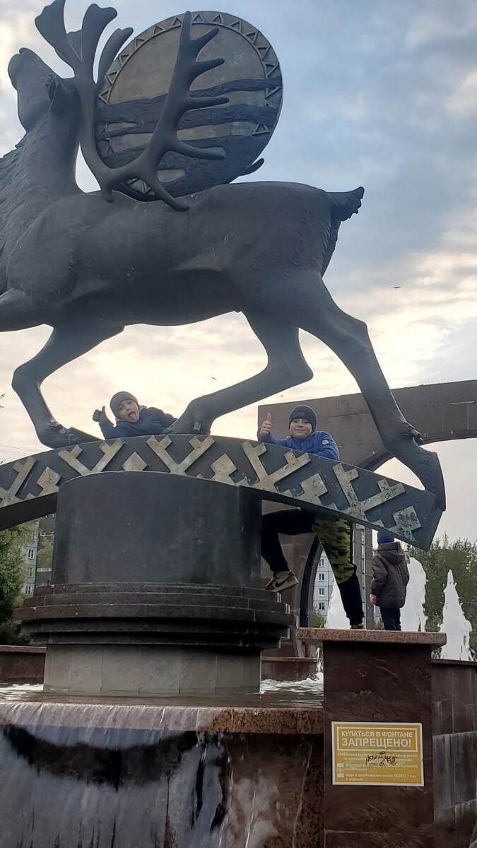 Вот такие они бравые ребята. Этот фонтан Северный Олень тоже в Солнечном