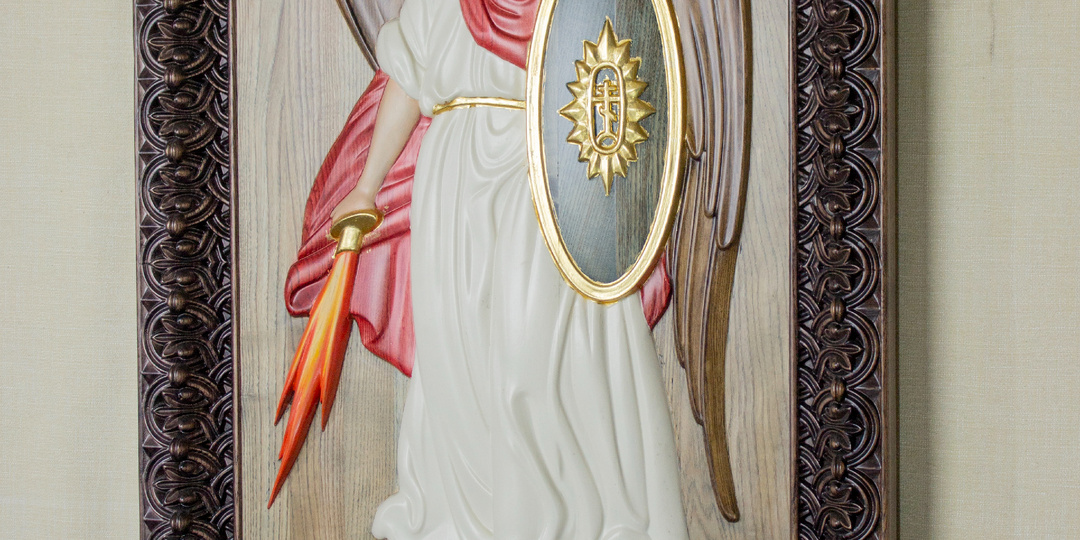 Значение деревянной иконы Архангела Михаила: духовное, культурное и историческое измерения