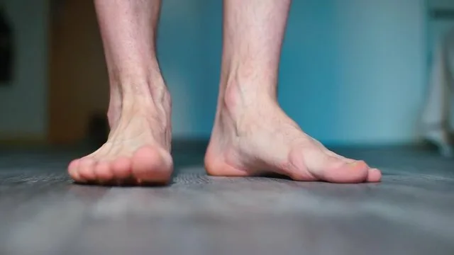 Почему при ходьбе стопы стали заваливаться наружу?