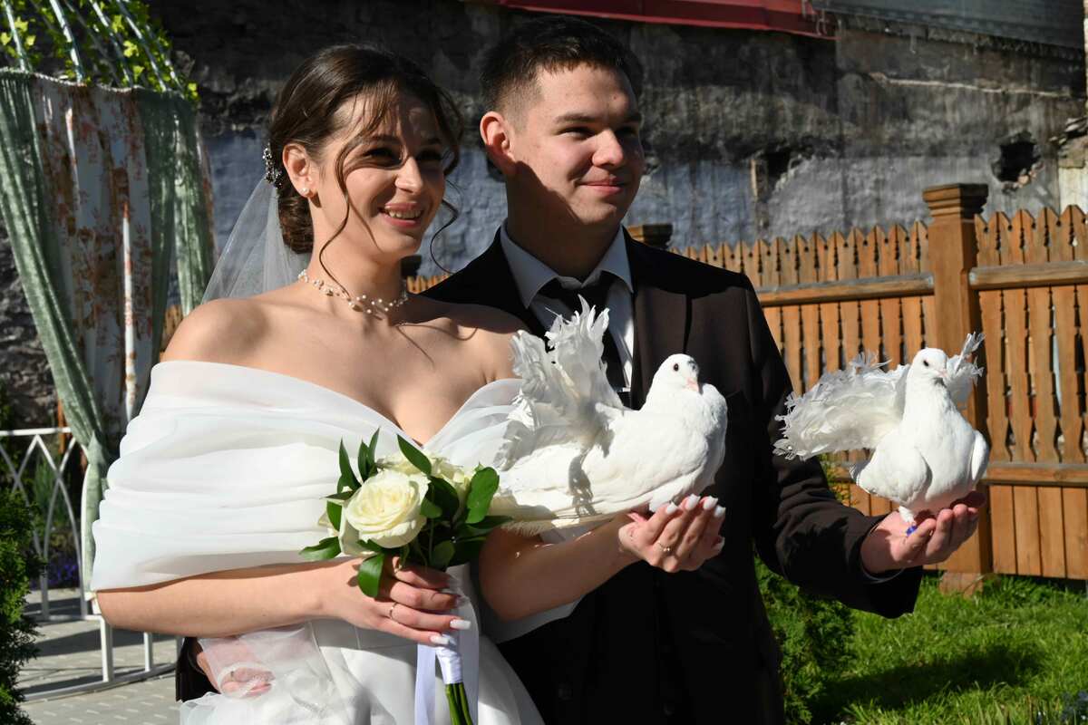 По пятницам и субботам птицевод радует своими птичками молодоженов, которые регистрируются в Минусинском загсе