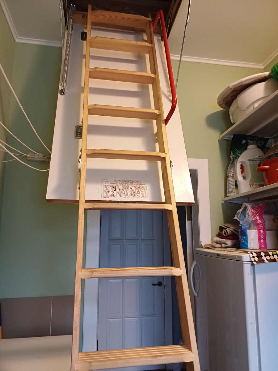 Лестница на чердак в разложенном состоянии. фото автора.
