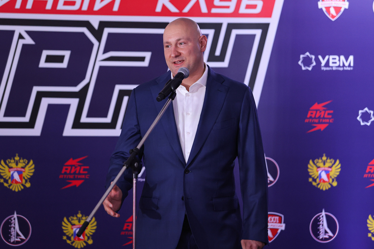 Президент ХК "Буран" Москва Игорь Максимович Мусатов говорит напутствие команде
