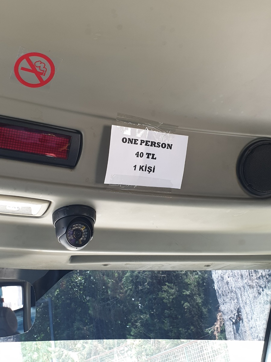 Третья улица — это магазины и общественный транспорт, на ней тоже есть отели. Там шумно от дороги и магазинов, но это основная артерия города.