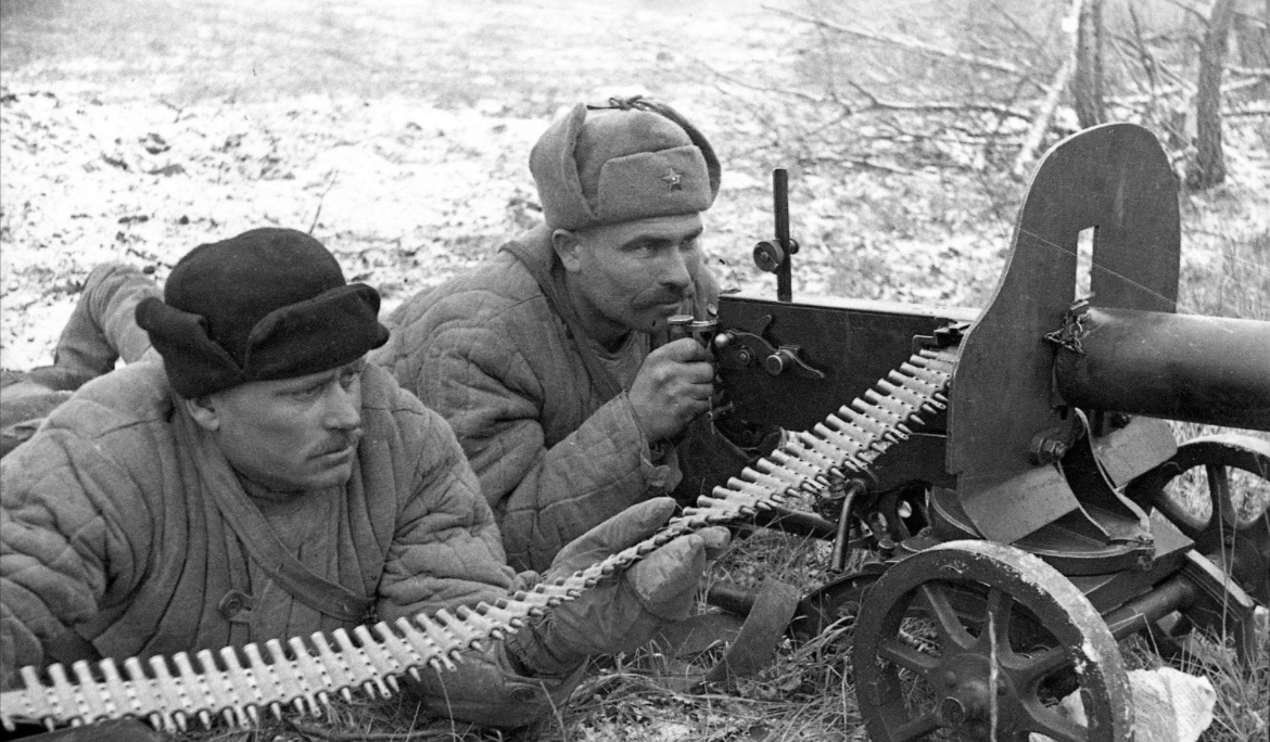 Простые герои! Те, кто рискуя жизнью, метр за метром отвоевывал родную землю: иногда получая награды, но чаще вражескую пулю